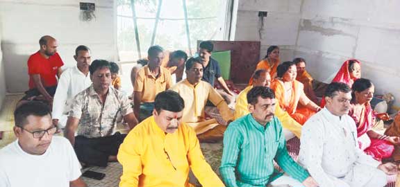 सिद्ध बाबा की सैकड़ों फीट की ऊंचाई पर पतंजलि ने किया योग