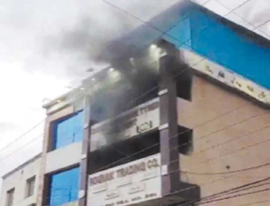 इलेक्ट्रिक स्कूटर के शोरूम में लगी आग, एक-एक कर कई बैटरी ब्लास्ट