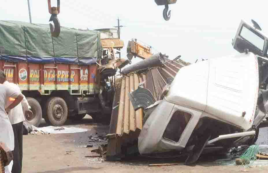 ट्रक व ट्रेलर में भिड़ंत, एक की मौत, 3 घायल