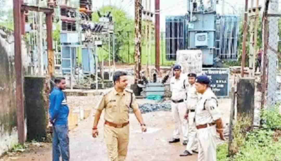 लोहे का पोल 33/11 केवी के सर्किट ब्रेकर पर गिरा, एक की मौत, दूसरा घायल लोहे का पोल 33/11 केवी के सर्किट ब्रेकर पर गिरा, एक की मौत, दूसरा घायल
