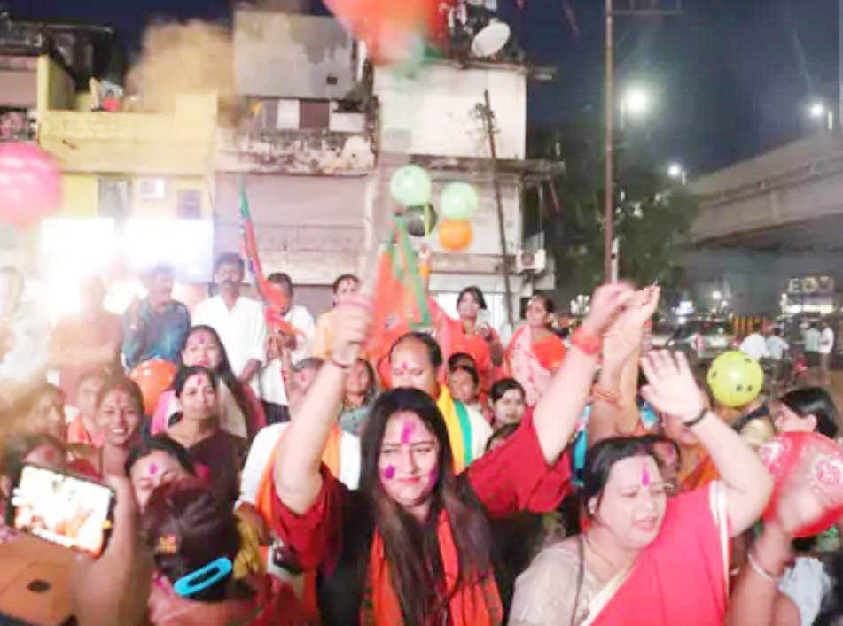 महिला आरक्षण बिल पास, भाजपा महिला मोर्चा ने मनाया जश्न महिला आरक्षण बिल पास, भाजपा महिला मोर्चा ने मनाया जश्न