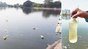 देवरहा तालाब में गंदगी, बदबू से परेशानी