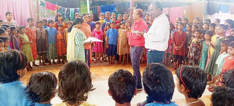 आश्रम शाला एवं छात्रावासों का औचक निरीक्षण