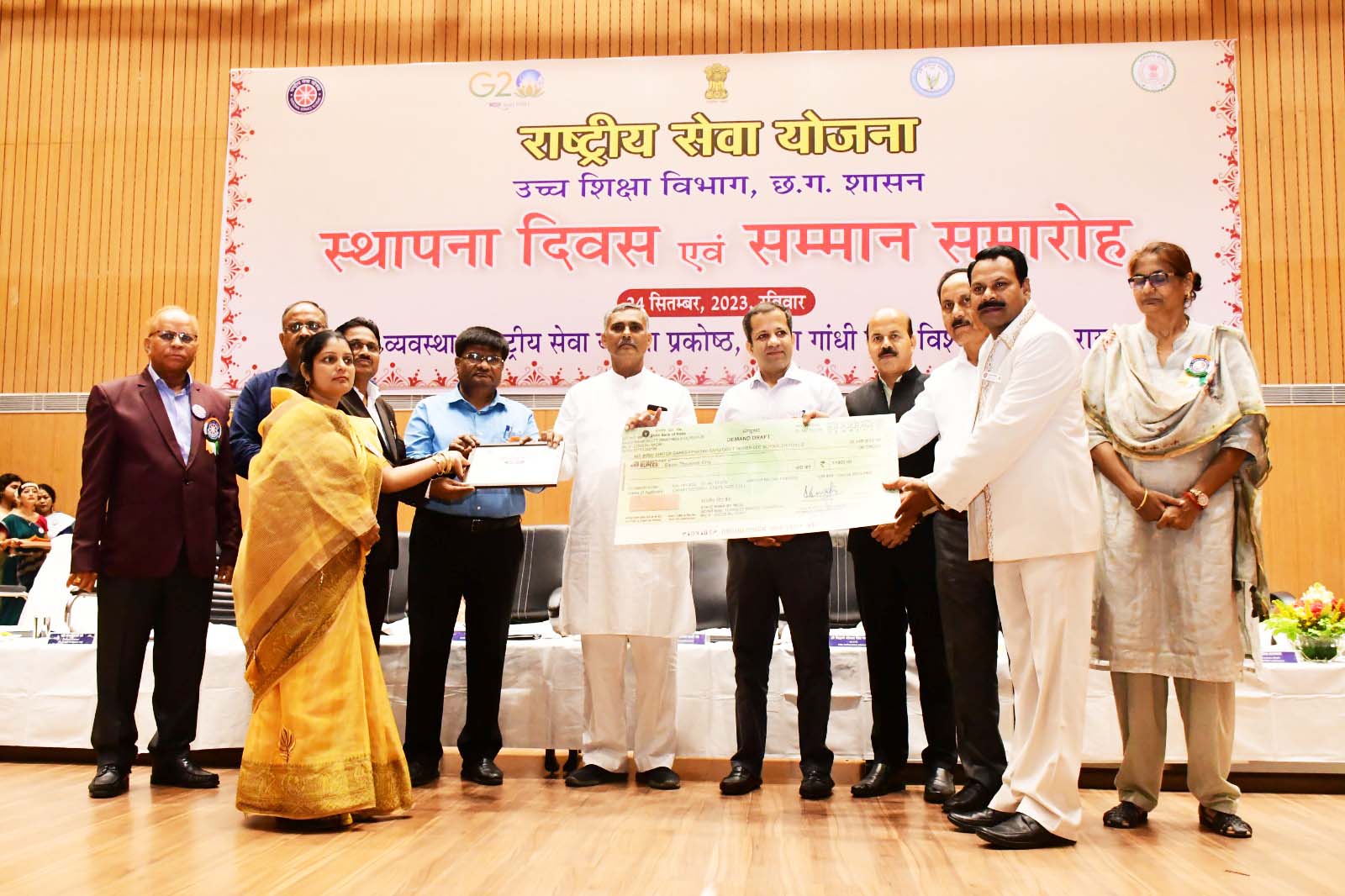 डॉ. गणेश प्रसाद उत्कृष्ट कार्यक्रम अधिकारी के रूप में सम्मानित डॉ. गणेश प्रसाद उत्कृष्ट कार्यक्रम अधिकारी के रूप में सम्मानित