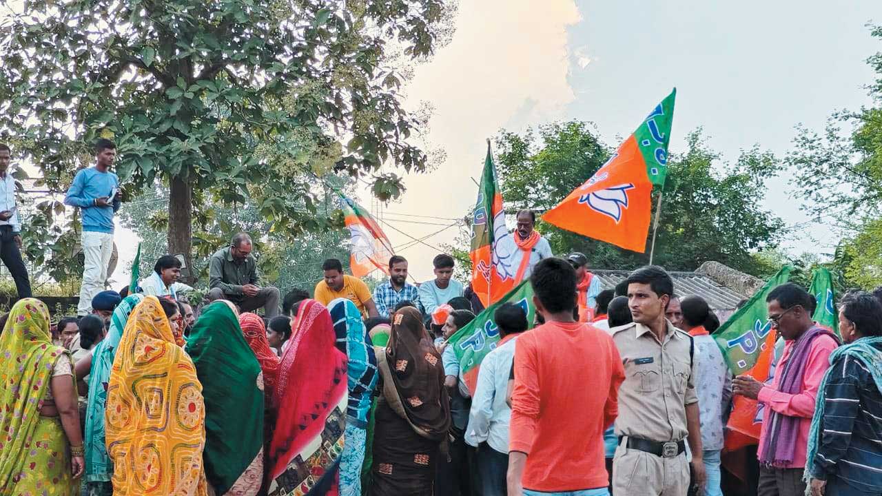 बिजली कटौती को लेकर भाजपाइयों ने घेरा दफ्तर