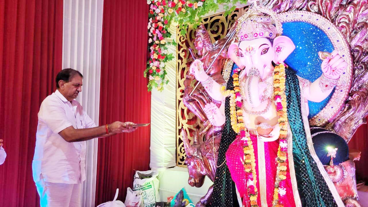 गणेश पूजा पंडालों में पहुंचे बाफना, मत्था टेक लिया आशीर्वाद