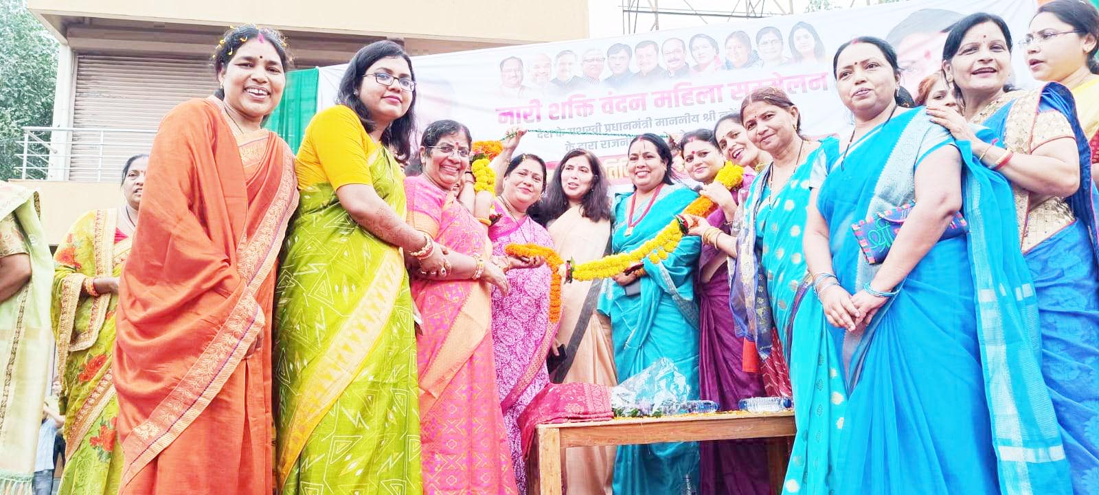 सरोज ने महिलाओं व वरिष्ठ कार्यकर्ताओं का किया सम्मान सरोज ने महिलाओं व वरिष्ठ कार्यकर्ताओं का किया सम्मान