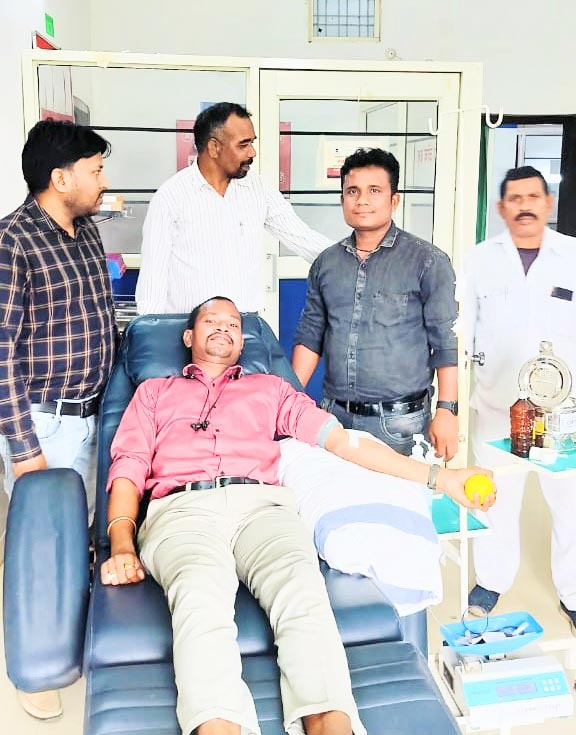 विश्व फार्मासिस्ट दिवस पर एसो. पदाधिकारियों ने किया रक्तदान