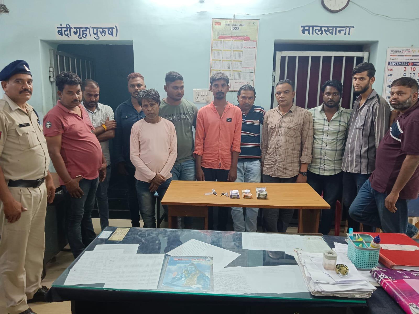बंद मकान में जुआ खेल रहे 11 गिरफ्तार, पांच मोबाइल, दो बाइक समेत 1.40 लाख जब्त बंद मकान में जुआ खेल रहे 11 गिरफ्तार, पांच मोबाइल, दो बाइक समेत 1.40 लाख जब्त