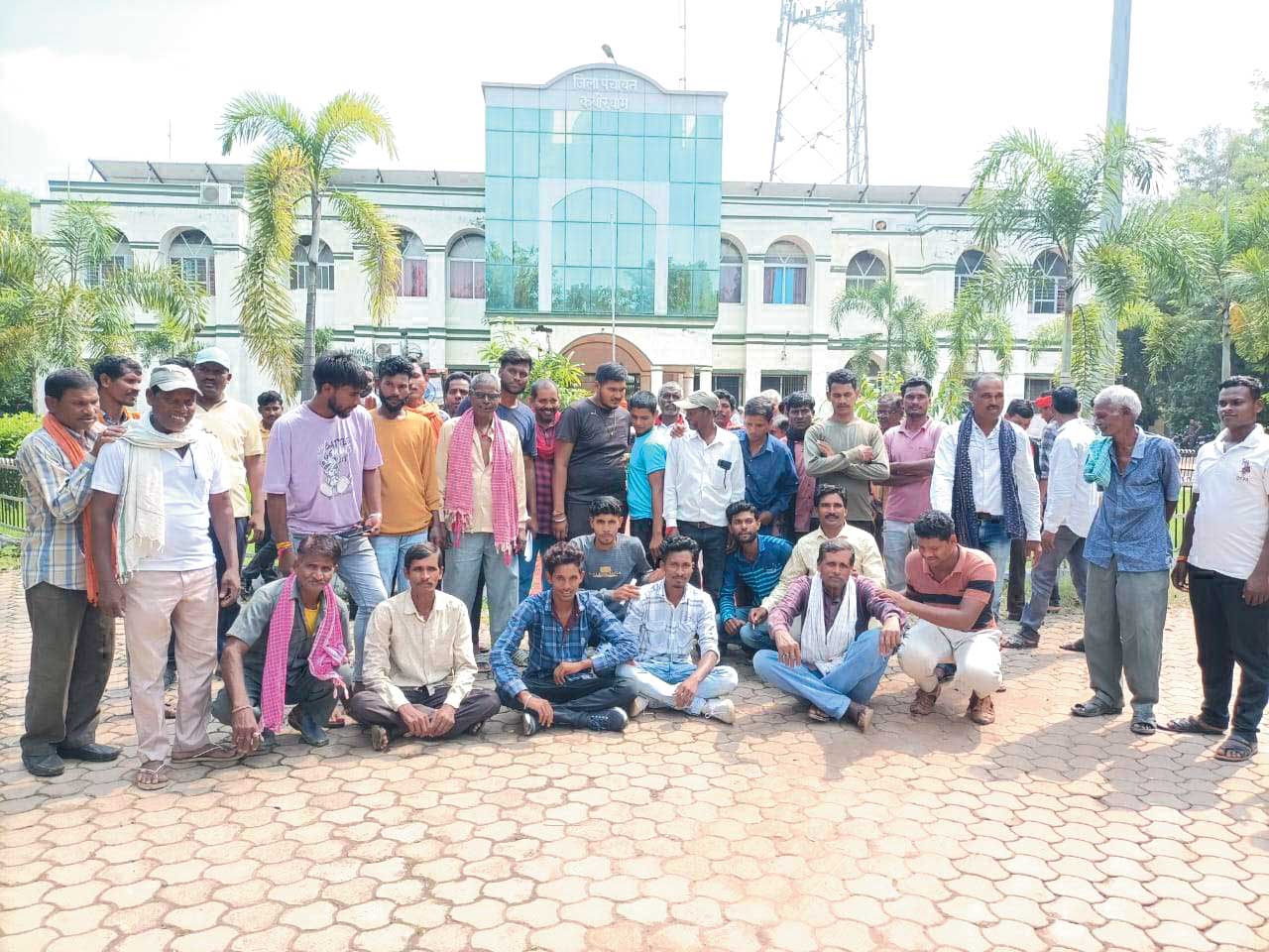 बारदी के सचिव को यथावत रखने की मांग, ग्रामीण पहुंचे कलेक्टोरेट