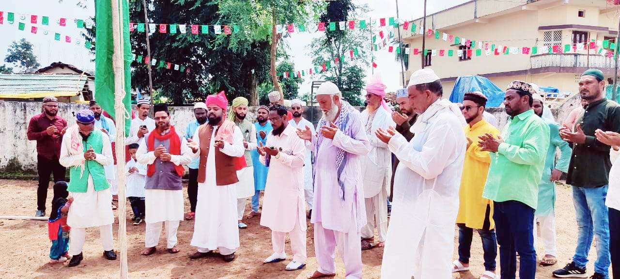 जश्ने ईद मिलाद-उन-नबी का निकाला जुलूस, नगर व देश में अमन चैन की मांगी दुआएं जश्ने ईद मिलाद-उन-नबी का निकाला जुलूस, नगर व देश में अमन चैन की मांगी दुआएं