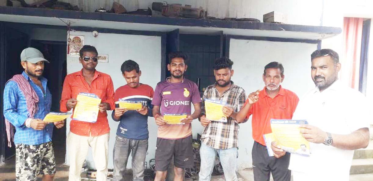 आप नेताओं ने किया गारंटी कार्ड का वितरण