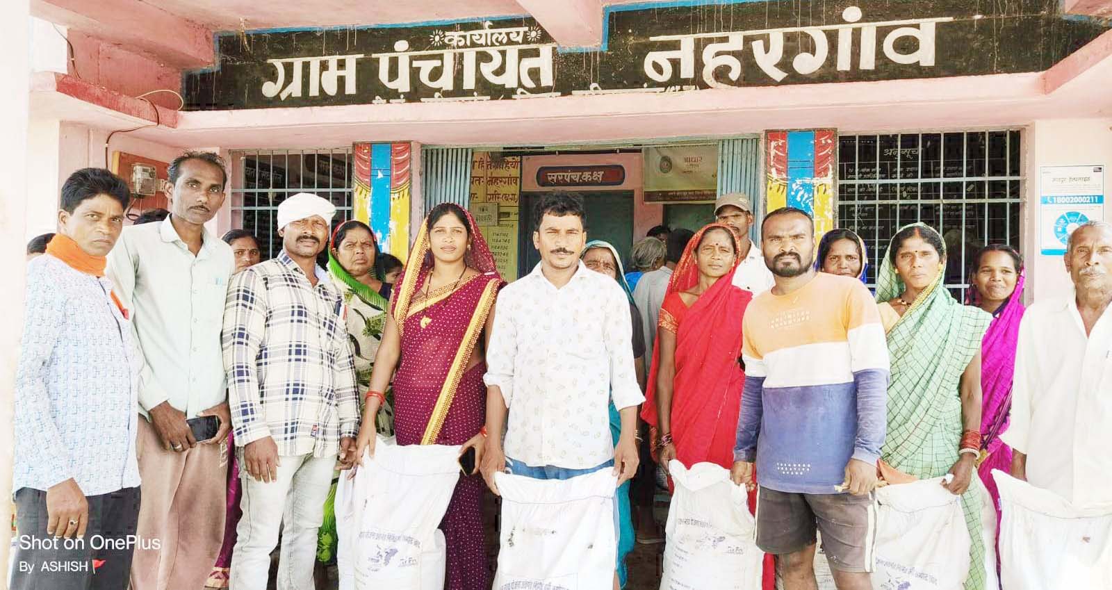 सब्जी खेती करने वाले सौ किसानों को वर्मी कम्पोस्ट खाद का वितरण सब्जी खेती करने वाले सौ किसानों को वर्मी कम्पोस्ट खाद का वितरण