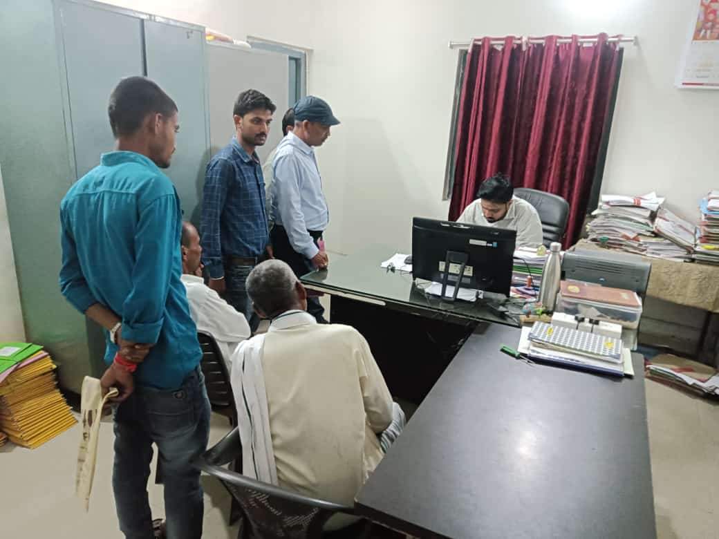 धान का रकबा कम करने, नामांतरण रोकने का आरोप