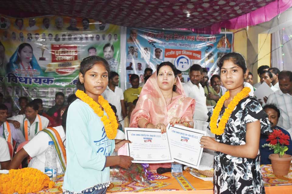 प्रतिभा सम्मान समारोह में शामिल हईं विधायक उत्तरी