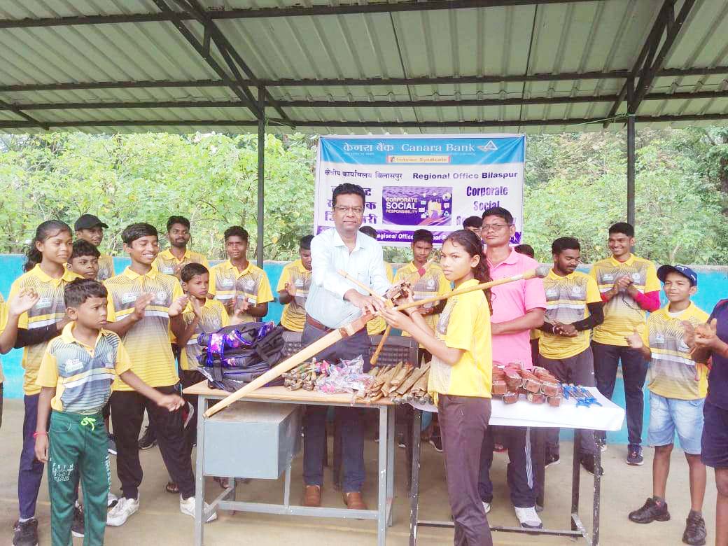 तीरंदाजी लघु केंद्र के बच्चों को नि:शुल्क तीरंदाजी किट 