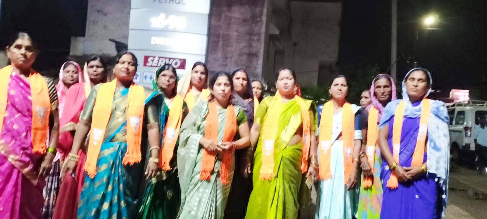 परिवर्तन यात्रा में कांग्रेसी महिलाओं ने थामा भाजपा का दामन