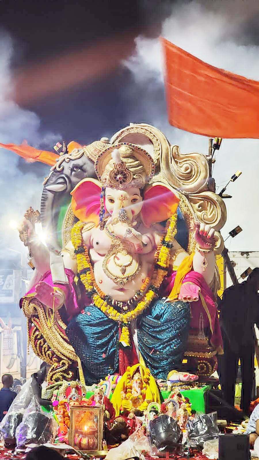 गणपति बप्पा मोरया.. अगले बरस जल्दी आ के जयकारे के साथ दी विदाई