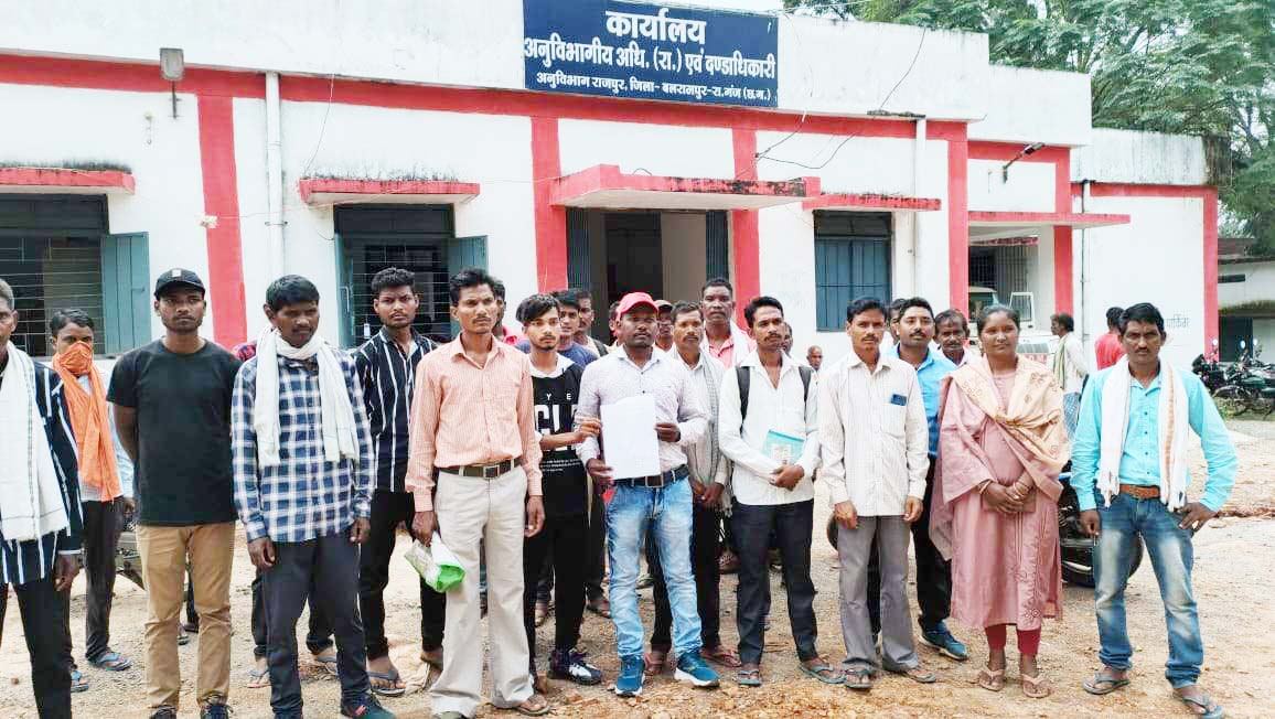 वन अधिकार पट्टे के लिए जमा किए  गए आवेदन के कुछ पन्ने गायब