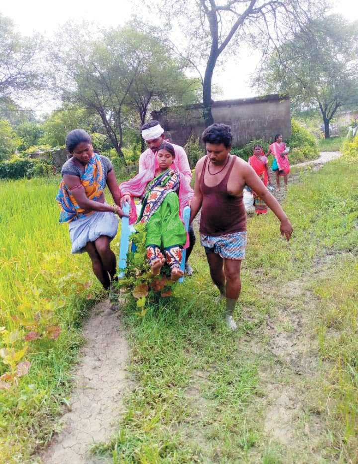 सडक़ नहीं, गर्भवती को कुर्सी पर बिठाकर अस्पताल ले जाने की मजबूरी सडक़ नहीं, गर्भवती को कुर्सी पर बिठाकर अस्पताल ले जाने की मजबूरी