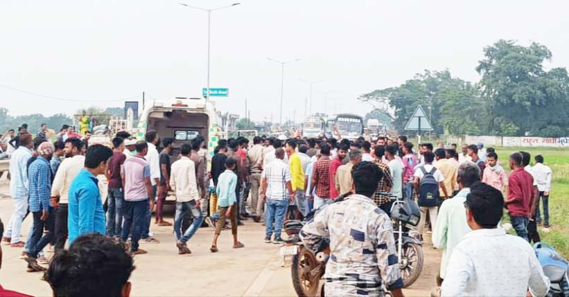 कार की चपेट में बाइक चालक की मौत, चक्काजाम