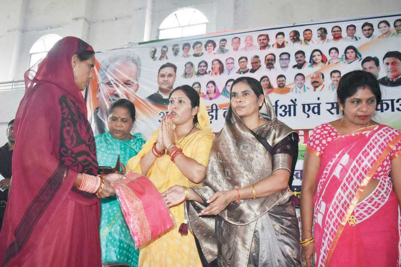 5 सौ आंबा कार्यकर्ताओं व सहायिकाओं का सम्मान