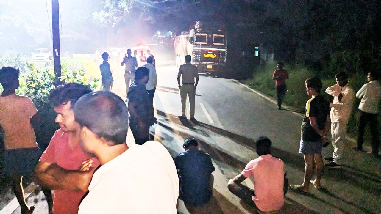 बॉक्साइट परिवहन ट्रकों की चपेट में बाल-बाल बचे युवक