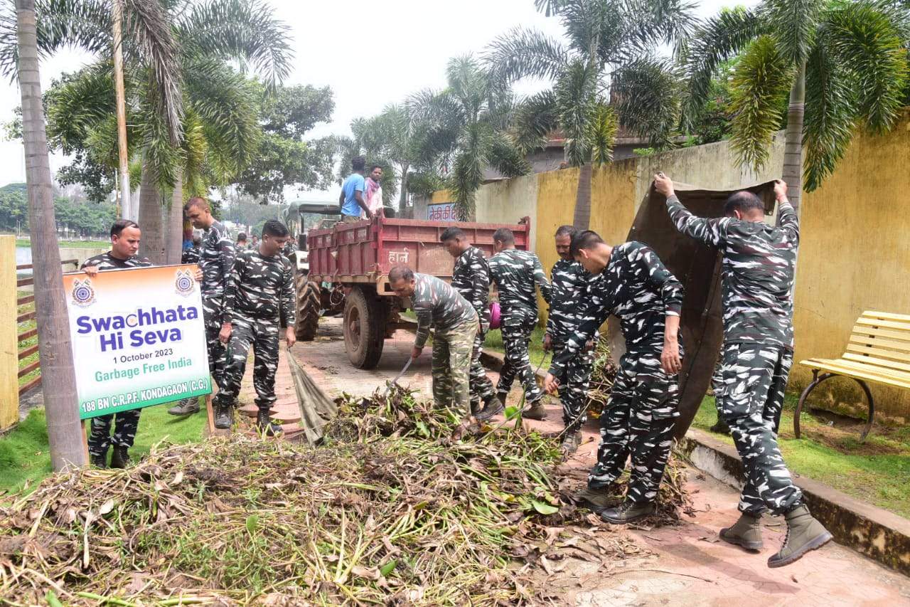 श्रमदान से बांधा तालाब की सफाई