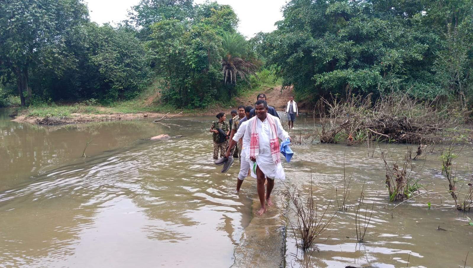 बाइक पर सवार होकर कोर्रापाड़ पहुंचे लखमा