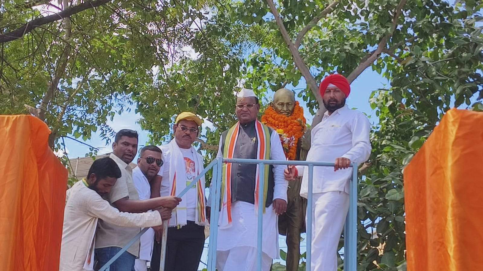 जयंती पर कांग्रेसियों ने गांधी को किया याद जयंती पर कांग्रेसियों ने गांधी को किया याद
