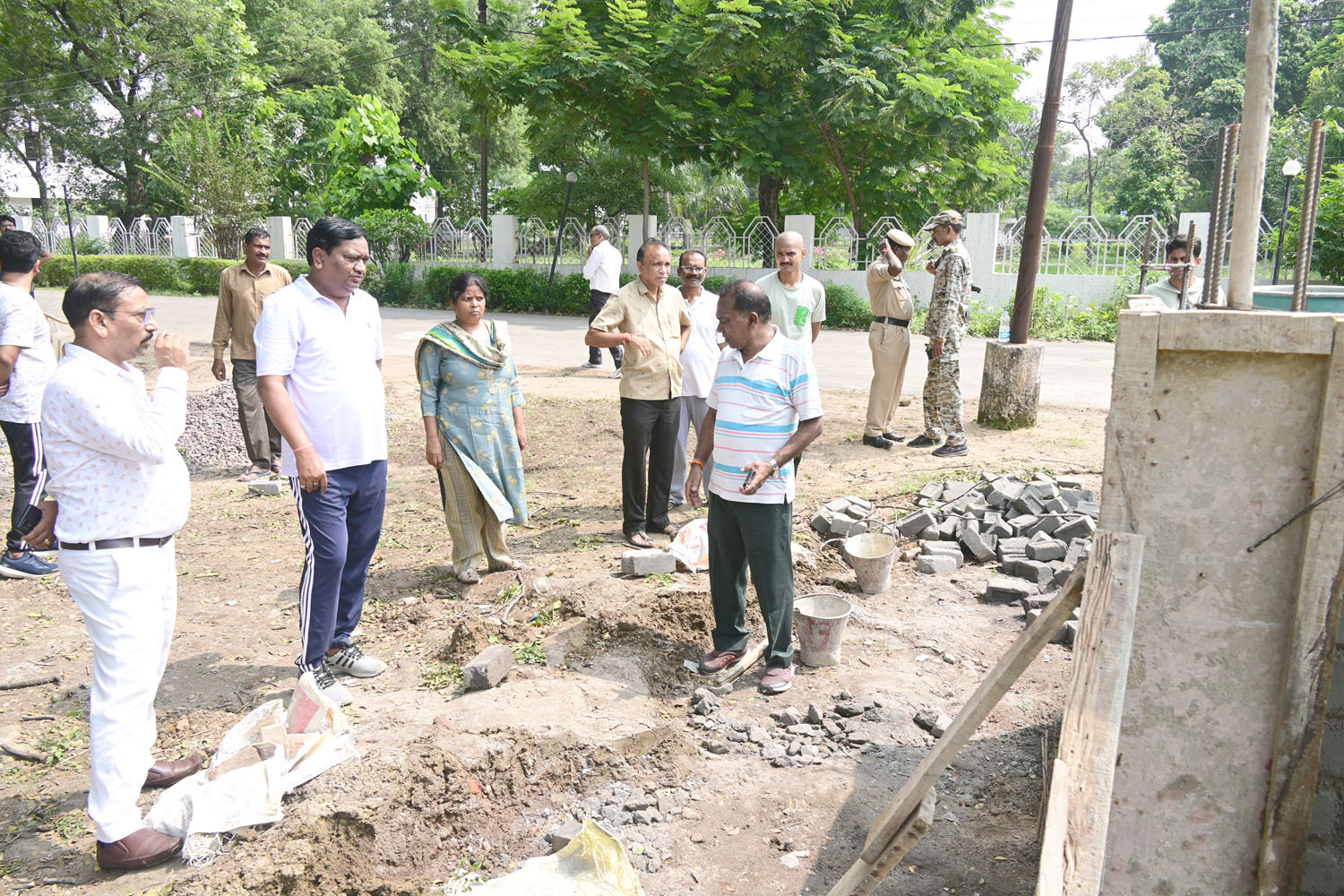 कलेक्टर ने निर्माण कार्य का किया निरीक्षण