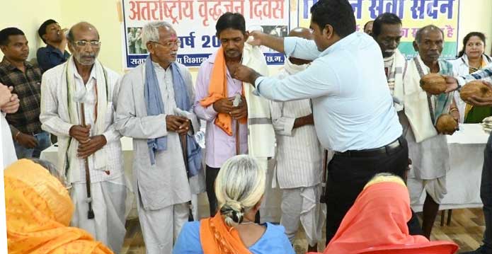 वृद्धजन माता-पिता के समान