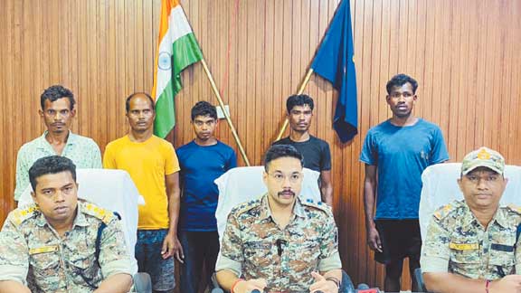  एक लाख के ईनामी सहित 5 नक्सली गिरफ्तार