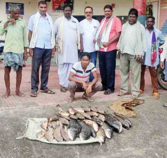 उपसरपंच ने अपने भाई से कराई मछली चोरी