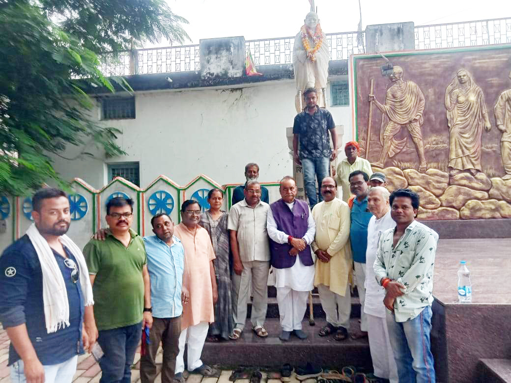 महात्मा गांधी और लाल बहादुर शास्त्री को दी श्रद्धांजलि