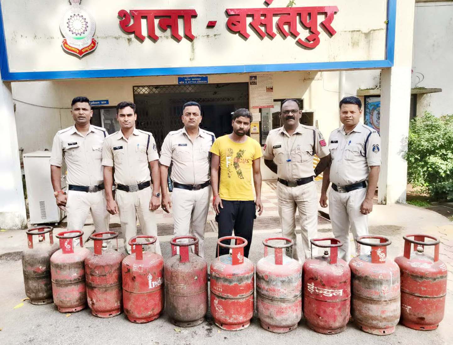 गैस सिलेंडर चोर गिरफ्तार, 10 सिलेंडर बरामद गैस सिलेंडर चोर गिरफ्तार, 10 सिलेंडर बरामद