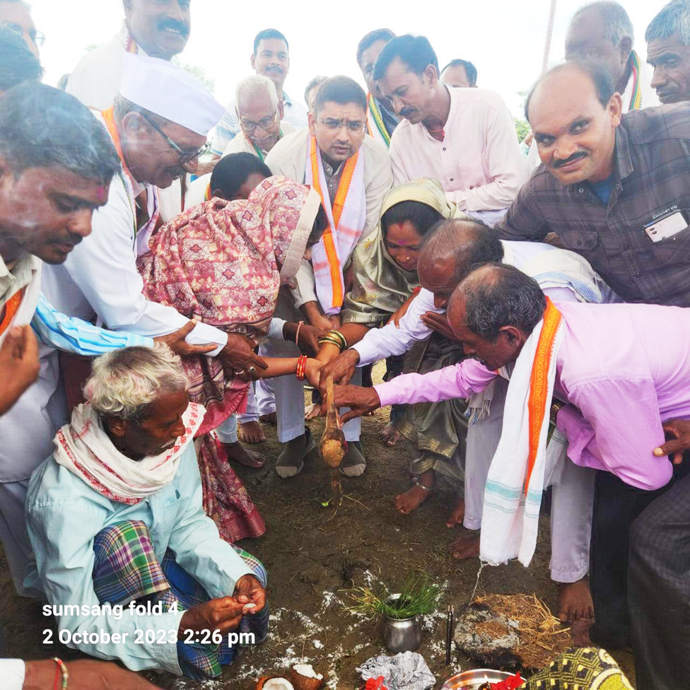 20 लाख की लागत से बनेगा सर्व आदिवासी समाज का भवन, नवाज ने किया भूमिपूजन 20 लाख की लागत से बनेगा सर्व आदिवासी समाज का भवन, नवाज ने किया भूमिपूजन