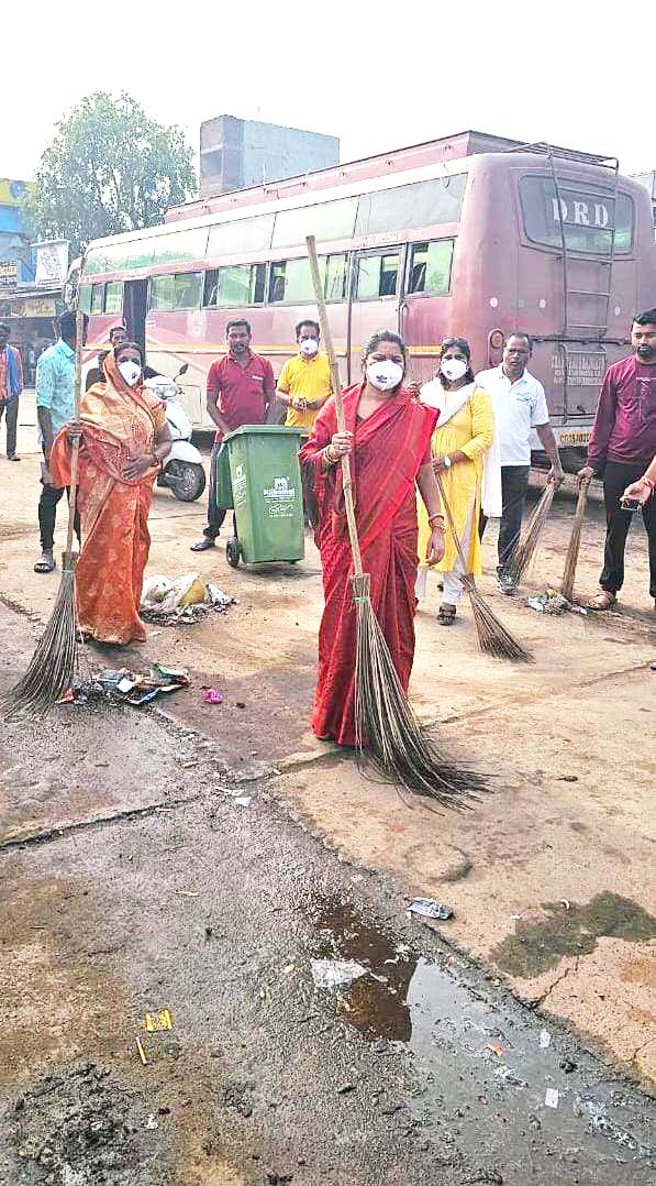 युवा मोर्चा ने चलाया बस स्टैंड में स्वच्छता अभियान, विधायक ने किया श्रमदान