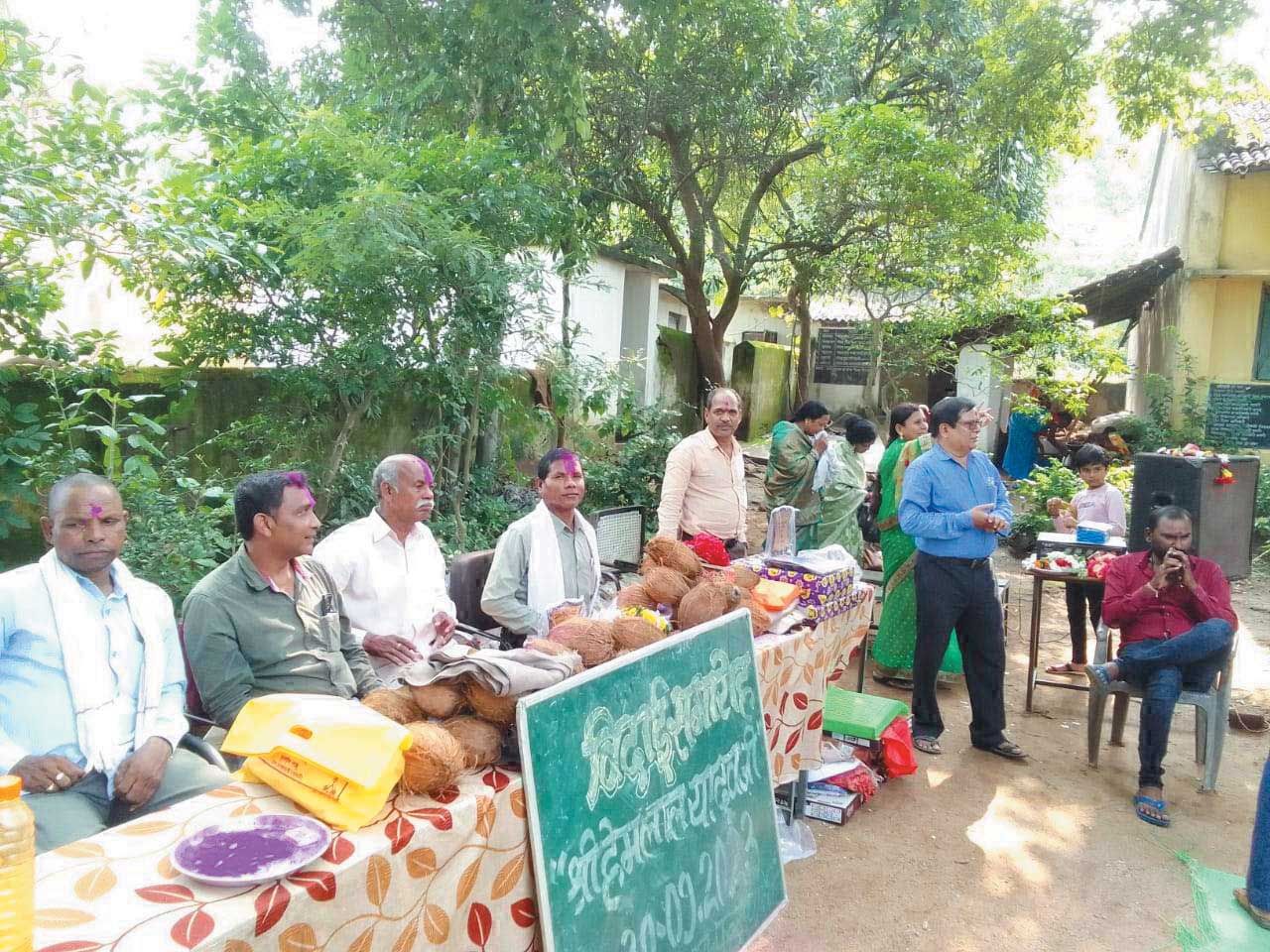 कर्मियों को दी विदाई