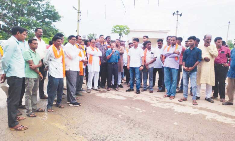 पीडब्ल्यूडी विभाग की शवयात्रा निकाल जताया विरोध, शोक सभा भी