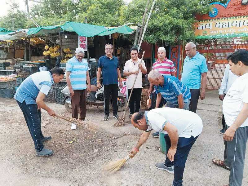 महामाया मंदिर के आसपास सफाई, दिया स्वच्छता का संदेश