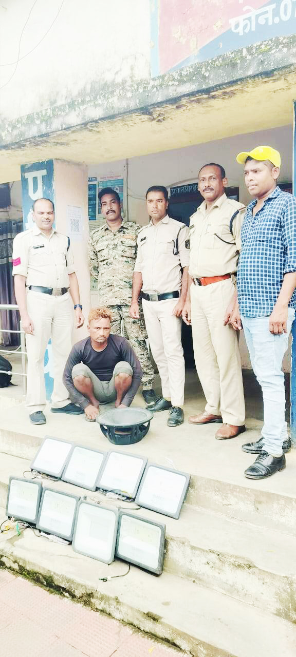 दरवाजे का कुंदा खोलकर एलईडी लाइट व स्पीकर की चोरी, गिरफ्तार दरवाजे का कुंदा खोलकर एलईडी लाइट व स्पीकर की चोरी, गिरफ्तार
