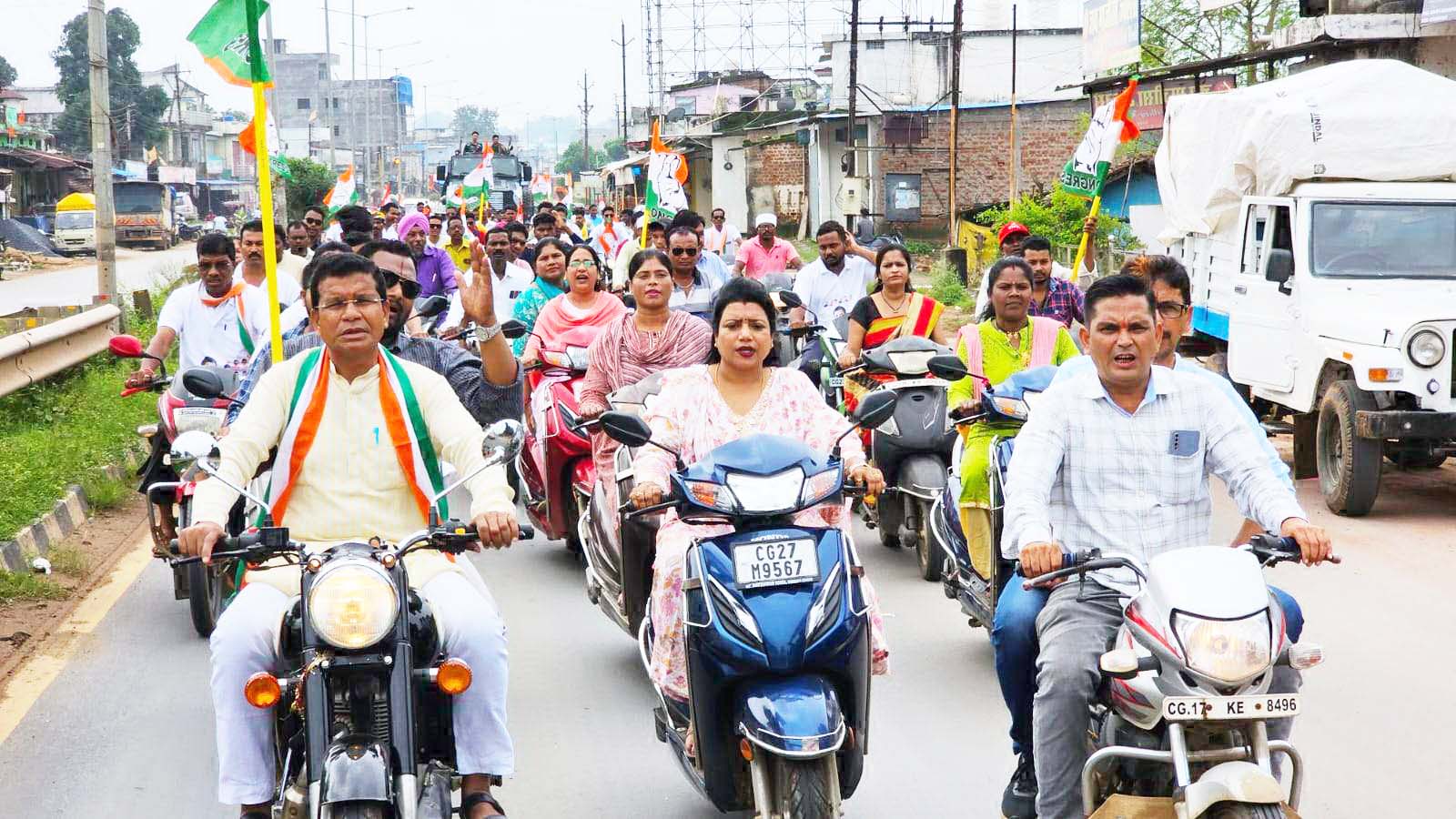 बाइक रैली के साथ मरकाम ने भरोसा यात्रा निकाली बाइक रैली के साथ मरकाम ने भरोसा यात्रा निकाली