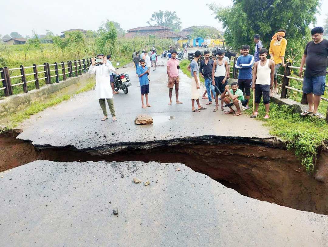 बारिश, उत्तरप्रदेश और झारखंड को जोडऩे वाली सडक़ बही, आवागमन प्रभावित
