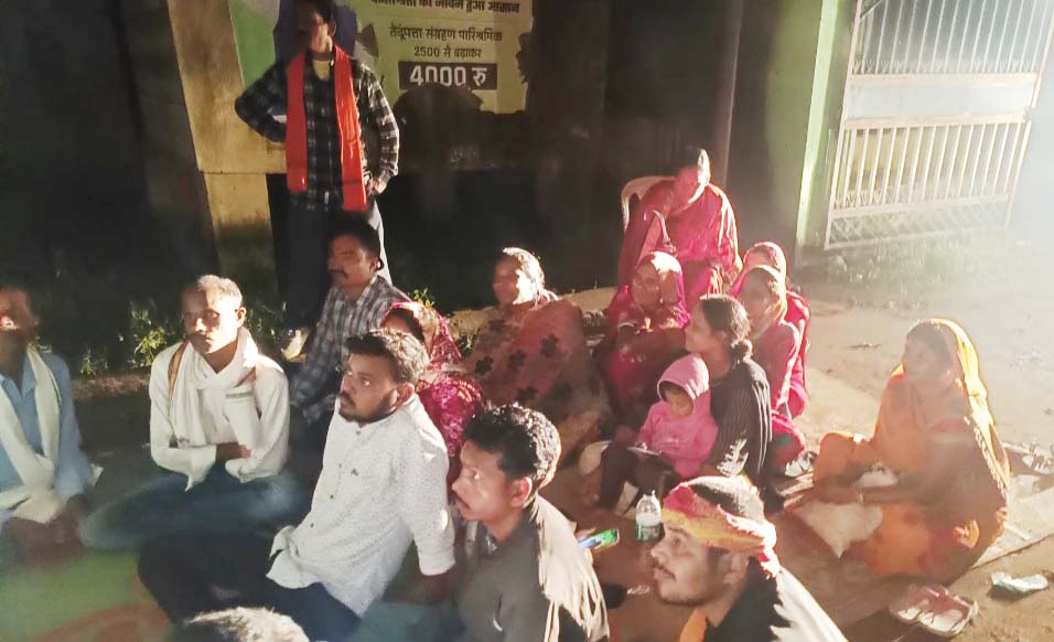 6 घंटे रिटर्निंग अफसर की कार के सामने बैठी महिला सरपंच-पंच 6 घंटे रिटर्निंग अफसर की कार के सामने बैठी महिला सरपंच-पंच