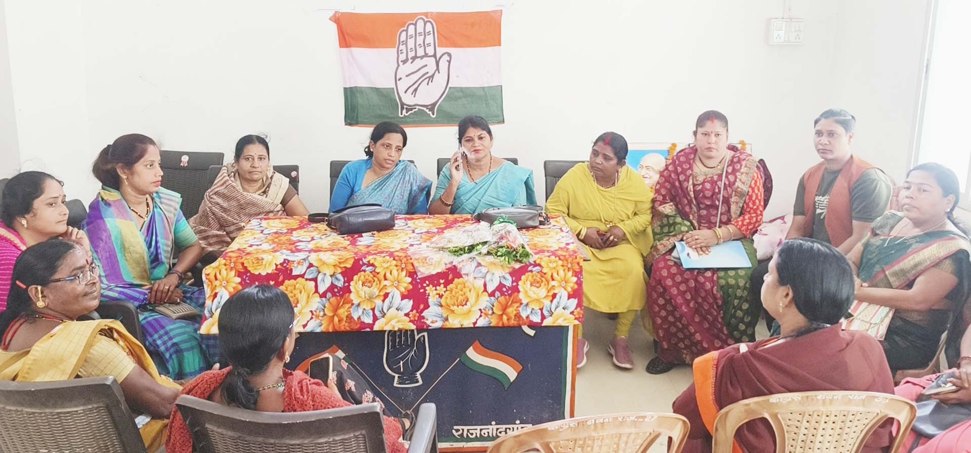 लोस प्रभारी ने ली महिला कांग्रेस की बैठक लोस प्रभारी ने ली महिला कांग्रेस की बैठक