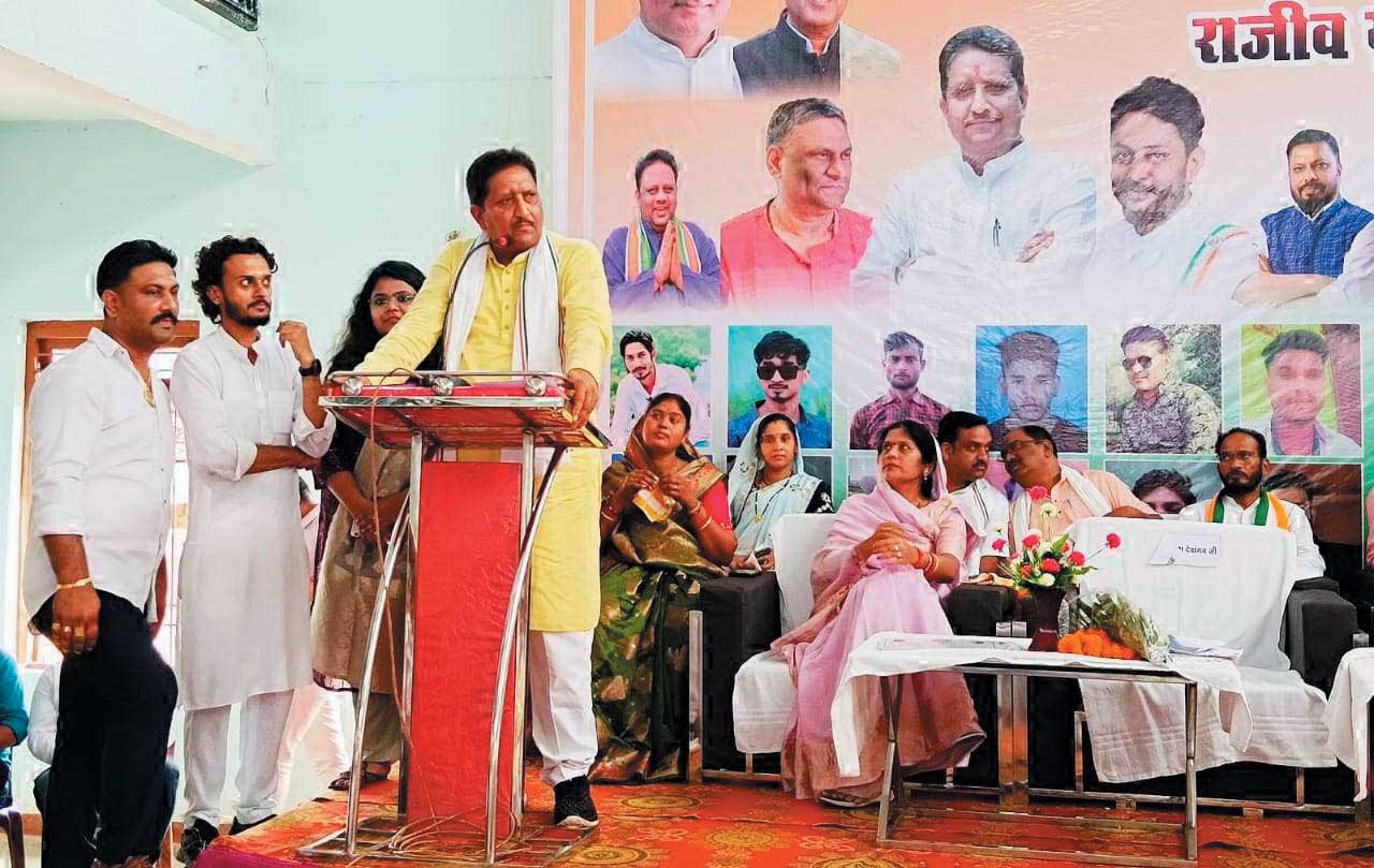 राजीव युवा मितान क्लब के समारोह में शामिल हुए गिरीश देवांगन