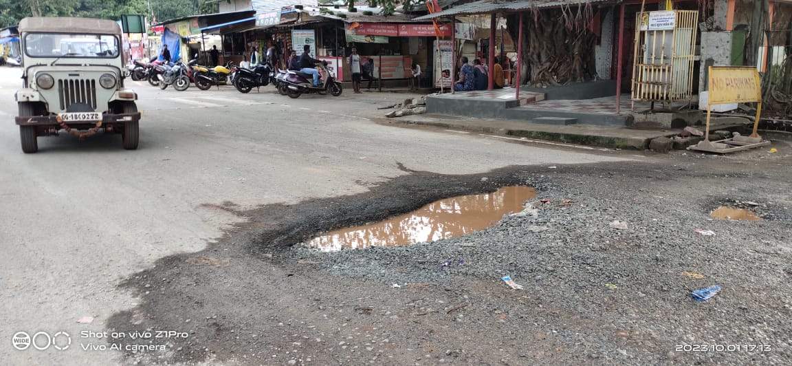 गौरवपथ सडक़ पर गड्ढा, आवाजाही में परेशानी 