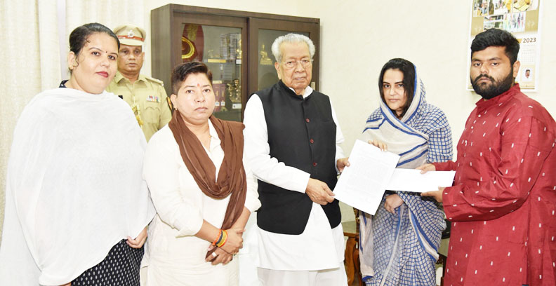 संगीत विवि के ऑफ कैंपस सेंटर को बंद करने विभा सिंह ने राज्यपाल से मुलाकात कर ज्ञापन सौंपा