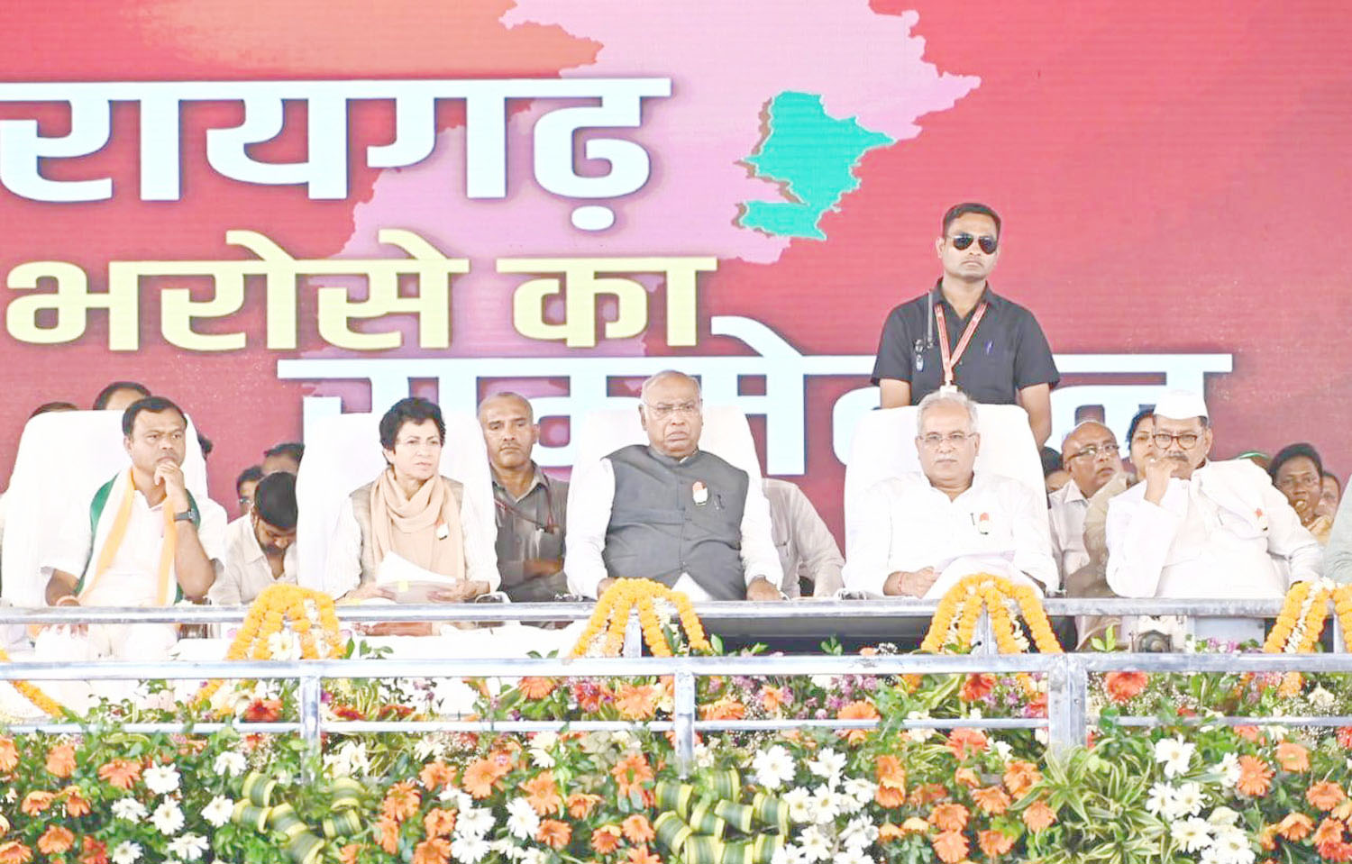 खडग़े-बघेल ने किया शिलान्यास खडग़े-बघेल ने किया शिलान्यास